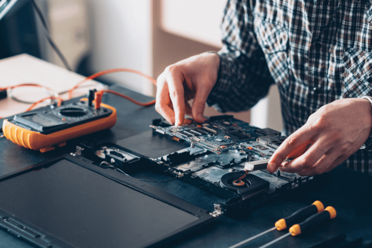 Naprawa płyty głównej w laptopie, jak wygląda proces naprawy ?