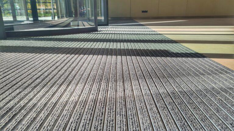 Systemowe wycieraczki wejściowe – czym są, jakie są ich zalety?