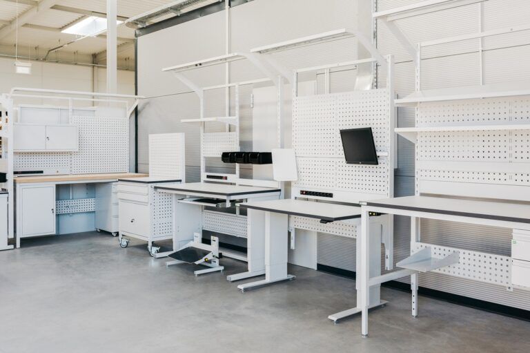 Meble ESD od Robtools: Jak polski producent rewolucjonizuje standardy stref EPA?